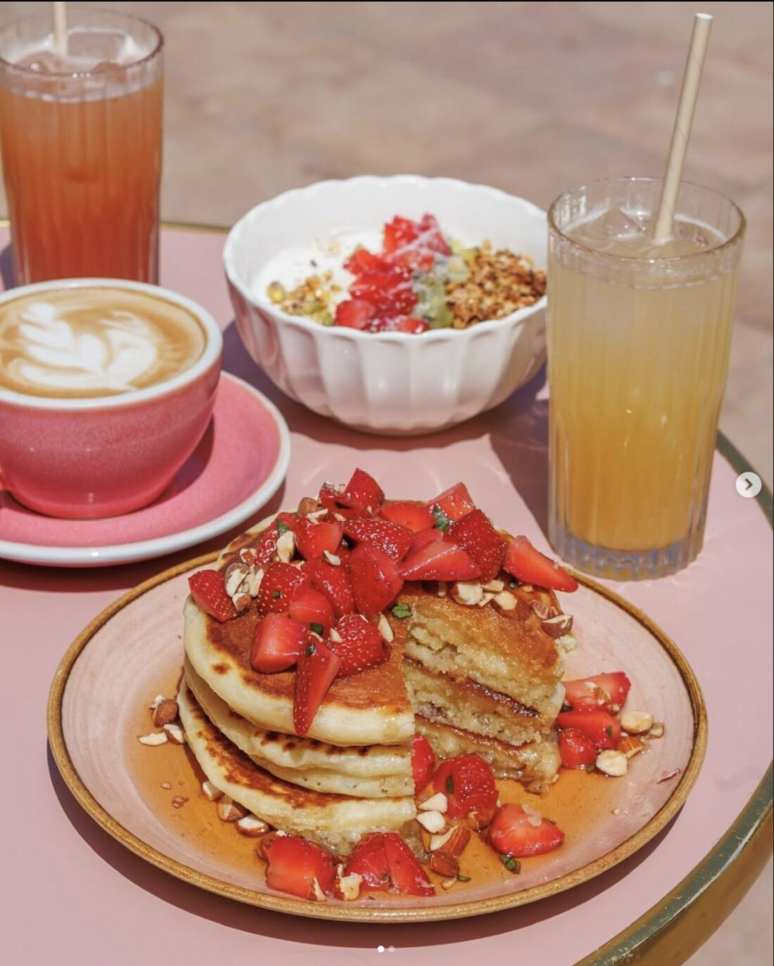 Pancakes fraises et mangue, granola bowl chez DEÏA